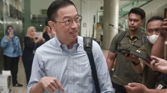 Mantan Menteri Perdagangan Thomas Trikasih Lembong menjawab pertanyaan wartawan setibanya di Komisi Yudisial, Jakarta Pusat, Selasa (21/10/2025). [ANTARA FOTO/Fakhri Hermansyah/rwa]