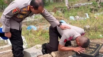 Janji Terakhir untuk Ayah: Kisah Haru Polisi Cium Nisan dengan Seragam Baru