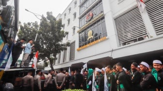 Puluhan santri dari Pagar Nusa Nahdlatul Ulama (NU) saat menggelar aksi di depan Kantor Komisi Penyiaran Indonesia (KPI) Pusat di Jakarta, Selasa (21/10/2025). [Suara.com/Alfian Winanto]