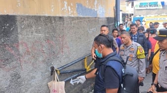Memilukan! Dikira Sampah, Jasad Bayi Ditemukan Tergantung di Portal Gang Sempit Bekasi