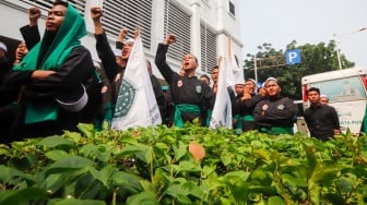 Puluhan santri dari Pagar Nusa Nahdlatul Ulama (NU) saat menggelar aksi di depan Kantor Komisi Penyiaran Indonesia (KPI) Pusat di Jakarta, Selasa (21/10/2025). [Suara.com/Alfian Winanto]