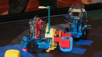 Sebuah robot memindahkan benda berbentuk kotak pada MakeX Robotic Competition 2025 di Denpasar, Bali, Selasa (21/10/2025). [ANTARA FOTO/Nyoman Hendra Wibowo/foc]