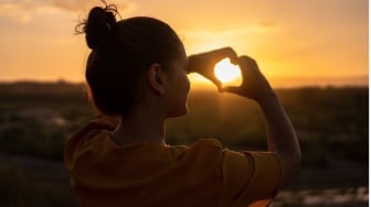 Sisi Loveable 12 Zodiak yang Bikin Orang Jatuh Hati, Pesonanya Memikat!