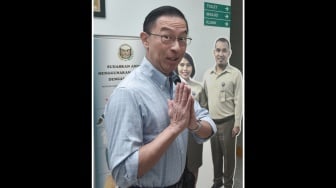 Mantan Menteri Perdagangan Thomas Trikasih Lembong menjawab pertanyaan wartawan setibanya di Komisi Yudisial, Jakarta Pusat, Selasa (21/10/2025). [ANTARA FOTO/Fakhri Hermansyah/rwa]
