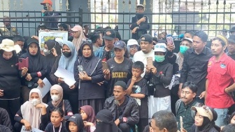 Anak-Anak Ikut  Demo Tolak PLTSa di Makassar