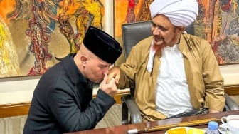 Ramai Santri vs Trans7, Ahmad Dhani Pamer Foto Berlutut Cium Tangan Habib Umar bin Hafidz