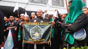 Puluhan santri dari Pagar Nusa Nahdlatul Ulama (NU) saat menggelar aksi di depan Kantor Komisi Penyiaran Indonesia (KPI) Pusat di Jakarta, Selasa (21/10/2025). [Suara.com/Alfian Winanto]