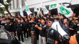 Puluhan santri dari Pagar Nusa Nahdlatul Ulama (NU) saat menggelar aksi di depan Kantor Komisi Penyiaran Indonesia (KPI) Pusat di Jakarta, Selasa (21/10/2025). [Suara.com/Alfian Winanto]