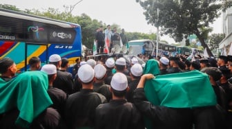 Puluhan santri dari Pagar Nusa Nahdlatul Ulama (NU) saat menggelar aksi di depan Kantor Komisi Penyiaran Indonesia (KPI) Pusat di Jakarta, Selasa (21/10/2025). [Suara.com/Alfian Winanto]