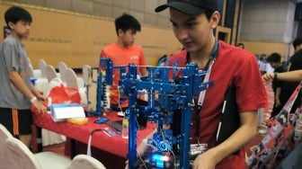Peserta mengikuti perlombaan robot pada MakeX Robotic Competition 2025 di Denpasar, Bali, Selasa (21/10/2025). [ANTARA FOTO/Nyoman Hendra Wibowo/foc]