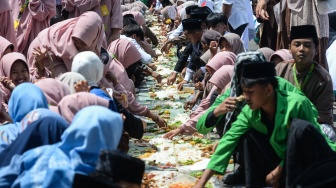 Sejumlah santri memakan nasi murak liwet di Rangkasbitung, Lebak, Banten, Rabu (22/10/2025). [ANTARA FOTO/Muhammad Bagus Khoirunas/nym]