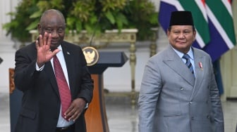 Presiden Prabowo Subianto (kanan) dan Presiden Afrika Selatan Cyril Ramaphosa (kiri) berjalan usai menyampaikan keterangan kepada wartawan dalam kunjungan kenegaraan di Istana Merdeka, Jakarta, Rabu (22/10/2025). [ANTARA FOTO/Aditya Pradana Putra/tom]