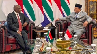 Presiden Prabowo Subianto (kanan) dan Presiden Afrika Selatan Cyril Ramaphosa (kiri) berbincang dalam sesi tete-a-tete atau pertemuan empat mata di Istana Merdeka, Jakarta, Rabu (22/10/2025). [ANTARA FOTO/Aditya Pradana Putra/tom]
