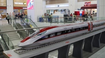 Replika Kereta Cepat Whoosh di Stasiun Kereta Cepat Halim, Jakarta, Rabu (22/10/2025). [Suara.com/Alfian Winanto]