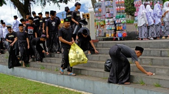 Sejumlah santri Pondok Pesantren Tahfidz Al Musthofa Tebuireng 16 Wadas memungut sampah di Alun-alun Temanggung, Jawa Tengah, Rabu (22/10/2025). [ANTARA FOTO/Anis Efizudin/nym]