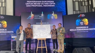 Dukung Revisi UU Hak Cipta untuk Lindungi Karya Jurnalistik, AMSI Serahkan Simbol Dukungan Ini