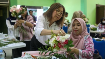 Peserta mengikuti bimbingan merangkai bunga atau hand bouquet di rangkaian Festival Hortikultura 2025 di Pasar Rawa Belong, Jakarta, Rabu (22/10/2025). [Suara.com/Alfian Winanto]
