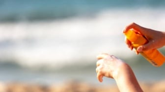 Sunscreen Powder & Spray: Cara Praktis Re apply Tanpa Merusak Makeup