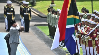 Presiden Prabowo Subianto (kiri) bersama Presiden Afrika Selatan Cyril Ramaphosa (kedua kiri) memberikan hormat kepada bendera kedua negara saat memeriksa pasukan di Istana Merdeka, Jakarta, Rabu (22/10/2025). [ANTARA FOTO/Aditya Pradana Putra/tom]