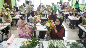 Peserta mengikuti bimbingan merangkai bunga atau hand bouquet di rangkaian Festival Hortikultura 2025 di Pasar Rawa Belong, Jakarta, Rabu (22/10/2025). [Suara.com/Alfian Winanto]