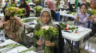 Peserta mengikuti bimbingan merangkai bunga atau hand bouquet di rangkaian Festival Hortikultura 2025 di Pasar Rawa Belong, Jakarta, Rabu (22/10/2025). [Suara.com/Alfian Winanto]