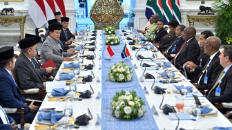 Presiden Prabowo Subianto (keempat kiri) melakukan pertemuan bilateral dengan Presiden Afrika Selatan Cyril Ramaphosa (keempat kanan) dalam kunjungan kenegaraan di Istana Merdeka, Jakarta, Rabu (22/10/2025). [ANTARA FOTO/Aditya Pradana Putra/tom]