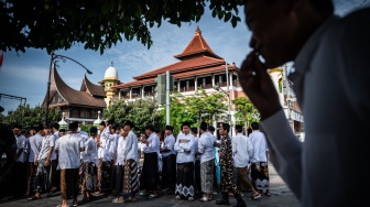 Sejumlah santri bersiap mengikuti apel peringatan Hari Santri Nasional 2025 di Lasem, Rembang, Jawa Tengah, Rabu (22/10/2025).  [ANTARA FOTO/Aprillio Akbar/nym]