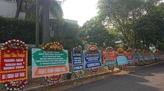 Bukan Selamat, Rumah Presiden Prabowo Diserbu Karangan Bunga Berisi Sindiran Tajam