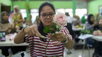 Peserta mengikuti bimbingan merangkai bunga atau hand bouquet di rangkaian Festival Hortikultura 2025 di Pasar Rawa Belong, Jakarta, Rabu (22/10/2025). [Suara.com/Alfian Winanto]