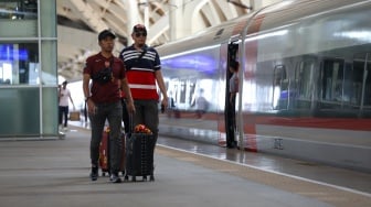 Penumpang bersiap menaiki Kereta Cepat Whoosh di Stasiun Kereta Cepat Halim, Jakarta, Rabu (22/10/2025). [Suara.com/Alfian Winanto]