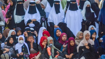 Sejumlah santri dari berbagai lembaga pendidikan Islam mengikuti apel Hari Santri Nasional di Kompleks Perguruan Alkharaat Palu, Sulawesi Tengah, Rabu (22/10/2025). [ANTARA FOTO/Basri Marzuki/nym]