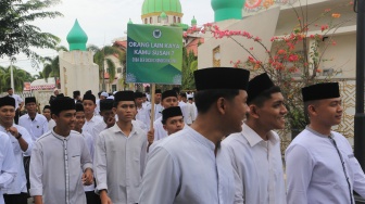 Sejumlah santri mengikuti pawai peringatan Hari Santri Nasional 2025 di halaman Kantor Bupati Aceh Barat, Aceh, Rabu (22/10/2025). [ANTARA FOTO/Syifa Yulinnas/tom]