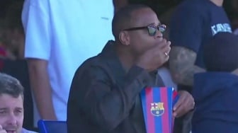 Usai Dipecat Timnas Indonesia, Patrick Kluivert Jadi Sorotan Asyik Nonton Laga Barcelona