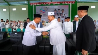 Gubernur Sulsel Bantu Rp5 Miliar untuk Perbaikan Jalan ke Ponpes DDI Mangkoso Barru