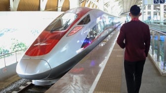 Kereta Cepat Whoosh tiba di Stasiun Kereta Cepat Halim, Jakarta, Rabu (22/10/2025). [Suara.com/Alfian Winanto]