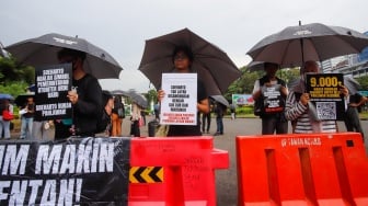 Para aktivis dari sejumlah organisasi masyarakat sipil saat mengikuti Aksi Kamisan ke-883 di depan Istana Merdeka, Jakarta, pada Kamis (23/10/2025). [Suara.com/Alfian Winanto]
