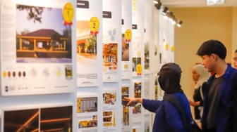 Pengunjung mengamati desain bangunan dalam Jakarta Architecture Festival 2025 di Blok M Hub, Jakarta, Kamis (23/10/2025). [Suara.com/Alfian Winanto]