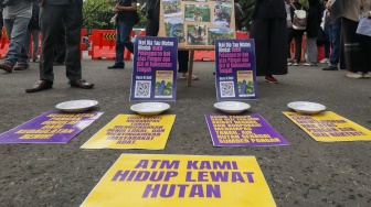 Para aktivis dari sejumlah organisasi masyarakat sipil saat mengikuti Aksi Kamisan ke-883 di depan Istana Merdeka, Jakarta, pada Kamis (23/10/2025). [Suara.com/Alfian Winanto]