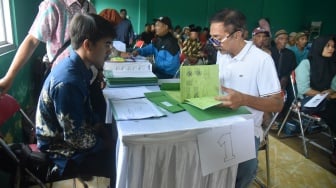 Sleman Genjot Ekonomi Timur: Jalan Prambanan-Lemahbang Jadi Andalan, Warga Terima Sertifikat