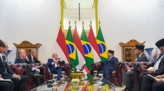Presiden Prabowo Subianto (ketiga kanan) berbincang dengan Presiden Brazil Luiz Inacio Lula da Silva (keempat kanan) saat pertemuan di Istana Merdeka, Jakarta, Kamis (23/10/2025). [ANTARA FOTO/Aditya Pradana Putra/sgd/agr]
