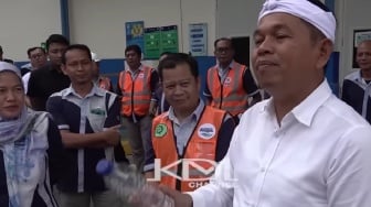 Momen Dedi Mulyadi Ngamuk di Pabrik Aqua: Warga Beli Air, Pabrik Buang Air! Ancam Cabut Izin