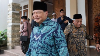 Pemilik Trans7 Chairul Tanjung (tengah) bersama tokoh Nahdlatul Ulama Prof Mohammad Nuh (kanan) mengunjungi Pondok Pesantren Lirboyo di Kota Kediri, Jawa Timur, Kamis (23/10/2025). [ANTARA FOTO/Prasetia Fauzani/nym]