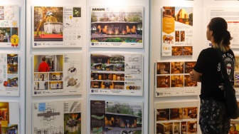 Pengunjung mengamati desain bangunan dalam Jakarta Architecture Festival 2025 di Blok M Hub, Jakarta, Kamis (23/10/2025). [Suara.com/Alfian Winanto]