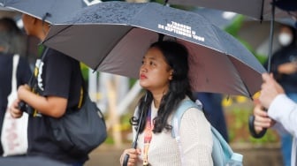 Para aktivis dari sejumlah organisasi masyarakat sipil saat mengikuti Aksi Kamisan ke-883 di depan Istana Merdeka, Jakarta, pada Kamis (23/10/2025). [Suara.com/Alfian Winanto]