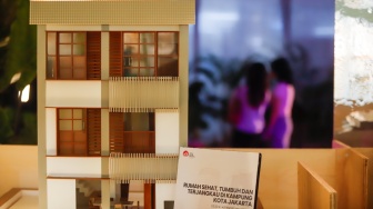 Pengunjung mengamati instalasi maket bangunan dalam Jakarta Architecture Festival 2025 di Blok M Hub, Jakarta, Kamis (23/10/2025). [Suara.com/Alfian Winanto]