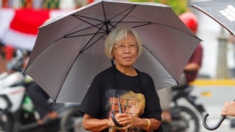 Para aktivis dari sejumlah organisasi masyarakat sipil saat mengikuti Aksi Kamisan ke-883 di depan Istana Merdeka, Jakarta, pada Kamis (23/10/2025). [Suara.com/Alfian Winanto]