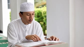 7 Rahasia Dahsyat di Balik Surah Yasin Ayat 9: Pelindung Diri dari Segala Bahaya