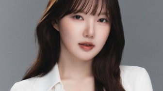4 Mix and Match Outfit Putih ala Yerin, Biar Daily Look Kamu Makin Kalem!
