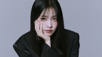 Girl Crush Alert! 4 OOTD Hitam ala Yeri Red Velvet yang Effortless Keren