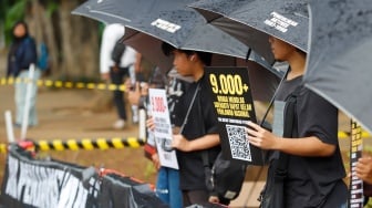 Para aktivis dari sejumlah organisasi masyarakat sipil saat mengikuti Aksi Kamisan ke-883 di depan Istana Merdeka, Jakarta, pada Kamis (23/10/2025). [Suara.com/Alfian Winanto]